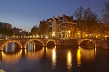 Amsterdam, Hollanda, bir kanal mavi bir saatte evler.