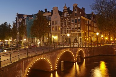 Amsterdam, Hollanda, bir kanal mavi bir saatte evler.