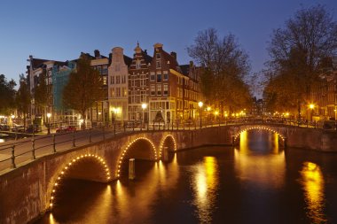 Amsterdam, Hollanda, bir kanal mavi bir saatte evler.