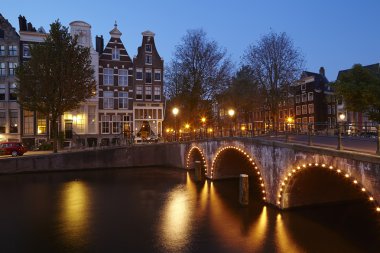 Amsterdam, Hollanda, bir kanal mavi bir saatte evler.