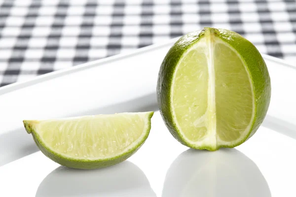 Lime på en tallrik — Stockfoto