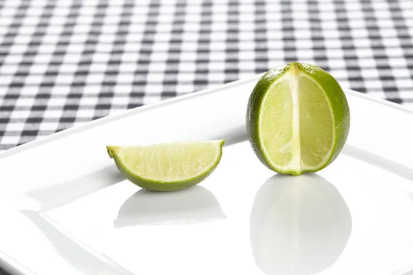 Lime op een plaat — Stockfoto