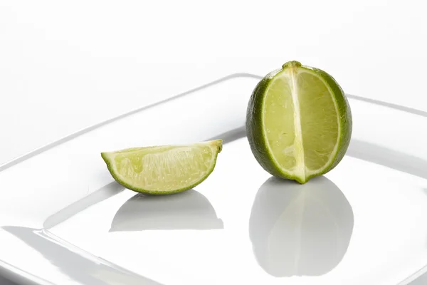 Lime op een plaat — Stockfoto
