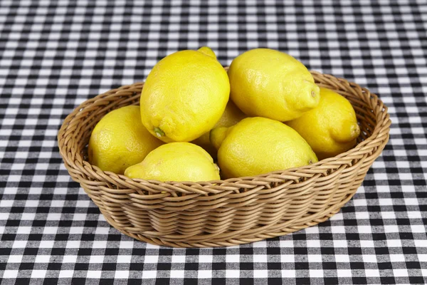 Korg med citroner — Stockfoto