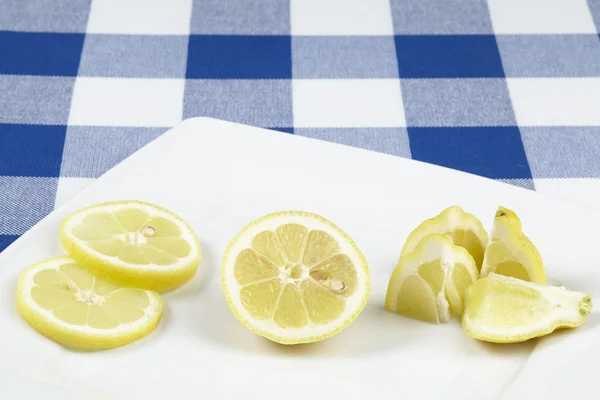 Citron bitar och skivor — Stockfoto