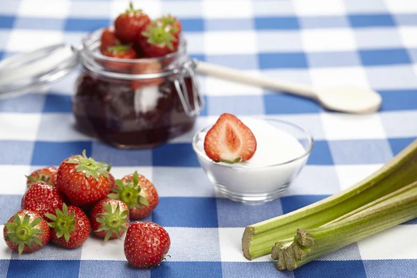 Cooking strawberry jam — Stock Photo, Image