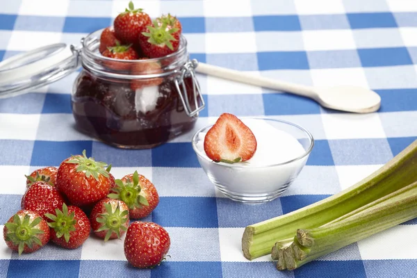 Cooking strawberry jam — Stock Photo, Image