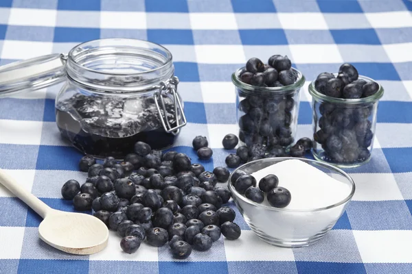 Matlagning blåbärssylt — Stockfoto