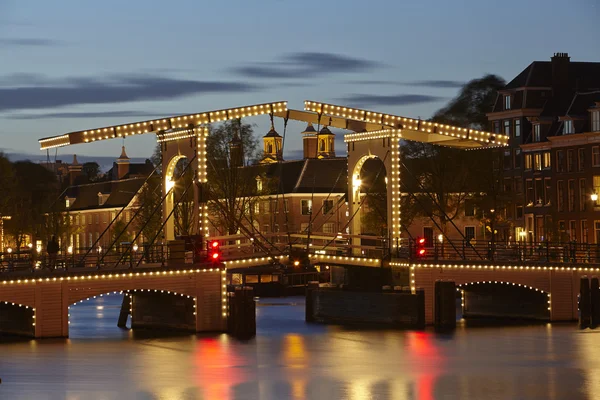 Amsterdam, Pays-Bas - Pont-levis dans la soirée — Photo