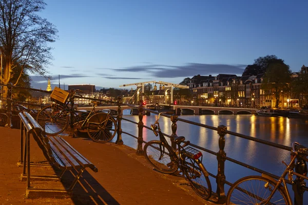 Amsterdam, Hollanda - akşam bir asma köprü