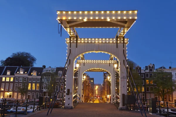 Amsterdam, Pays-Bas - Pont-levis dans la soirée — Photo