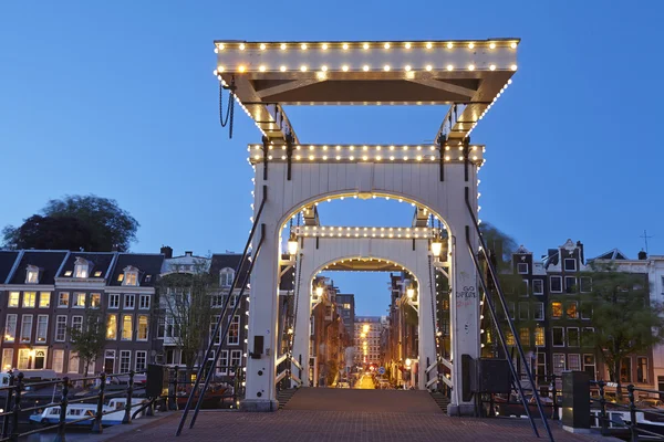 Amsterdam, Pays-Bas - Pont-levis dans la soirée — Photo