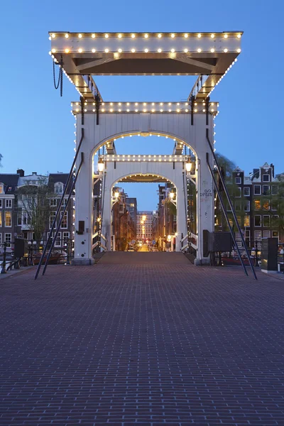 Amsterdam, Niederlande - Zugbrücke am Abend — Stockfoto