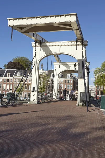 Amsterdam, Nederland - oude ophaalbrug — Stockfoto