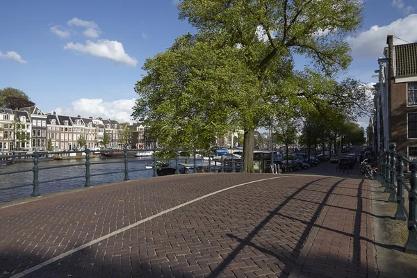 Amsterdam, Nederland - straat langs een kanaal — Stockfoto