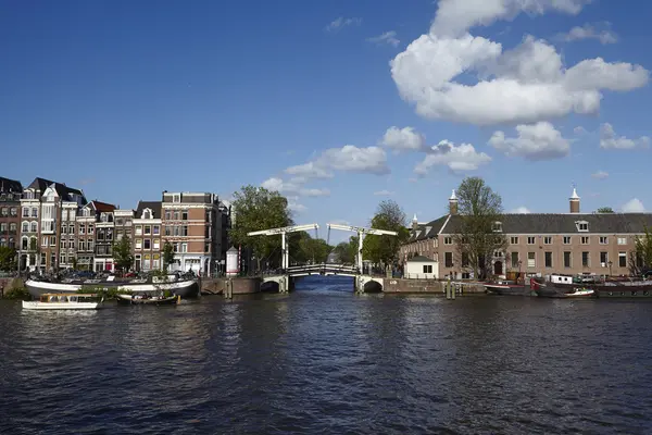 Amsterdam, Nederland - oude ophaalbrug — Stockfoto