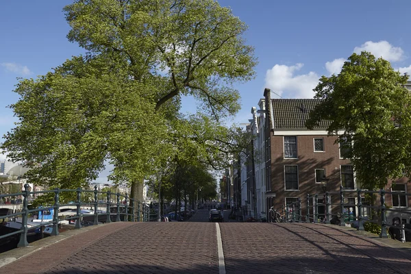 Amsterdam, Paesi Bassi - Strada lungo un canale — Foto Stock