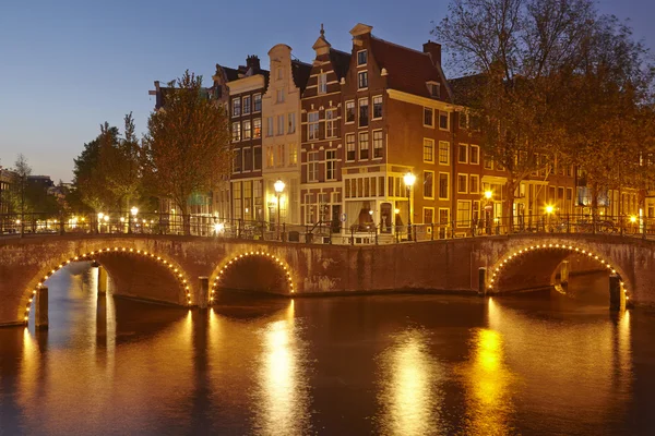 Amsterdã, Holanda - Casas em um canal na hora azul — Fotografia de Stock