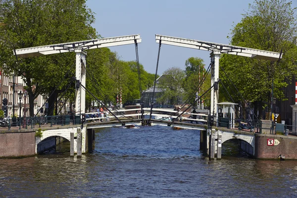 Амстердам, Нідерланди - підйомний міст — стокове фото