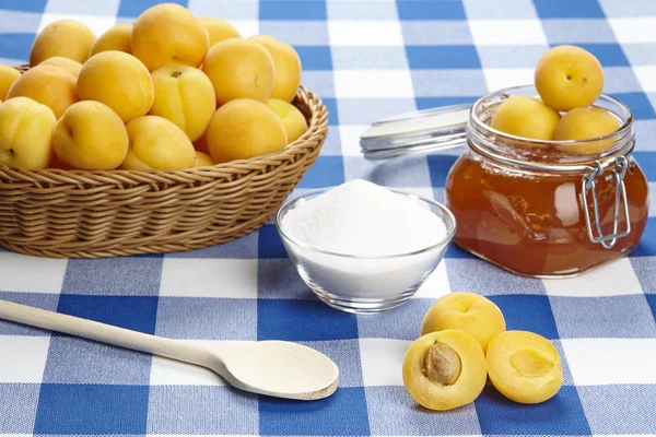 Zutaten zum Kochen von Marillenmarmelade Stockfoto