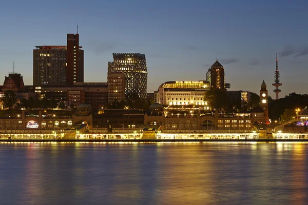 Hamburg (Tyskland) - landgångarna vid solnedgången — Stockfoto