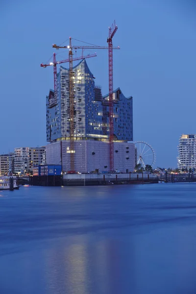 Гамбург - Эльбская филармония в голубой час — стоковое фото