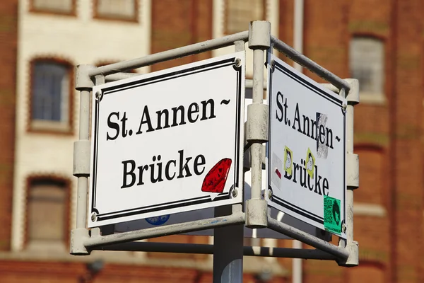 Hamburg (Tyskland) - Roadsign St. Annen bro - Stock-foto