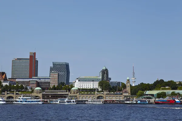 Hamburg (Germany) - Gangplanks and skyline — Stock Photo, Image