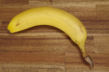 Akasya ahşap bir masa üzerinde muz