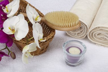 banyo fırça, rulo havlu, Tealight ve orkide