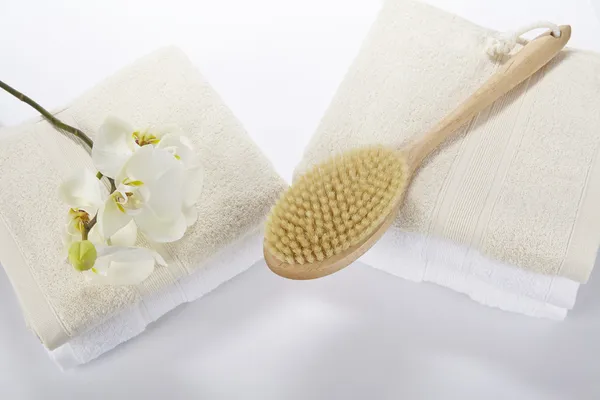 Wellness - Bath brush, towels and a orchid — Stock Photo, Image