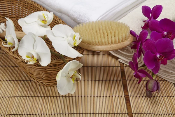 Bienestar - Cepillo de baño, toallas enrolladas y orquídeas — Foto de Stock