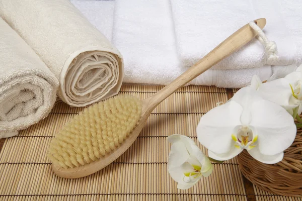 Bien-être - Brosse de bain, serviettes roulées et orchidées — Photo