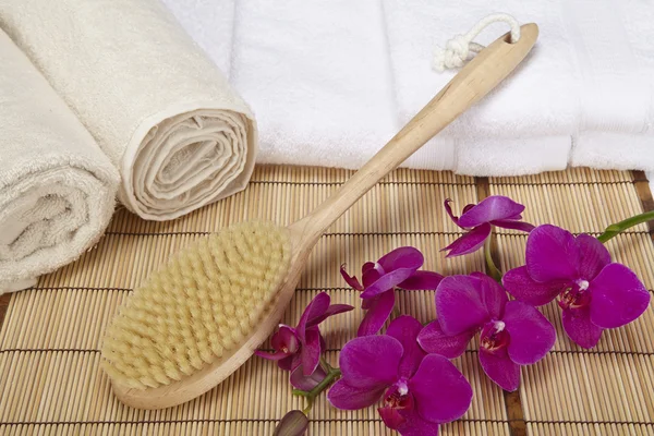 Bien-être - Brosse de bain, serviettes roulées et orchidées — Photo