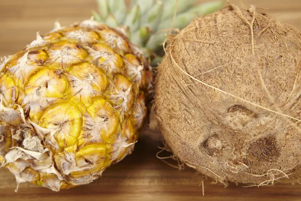 Ananas i kokosowe na stole akacja - bliska strzał — Zdjęcie stockowe