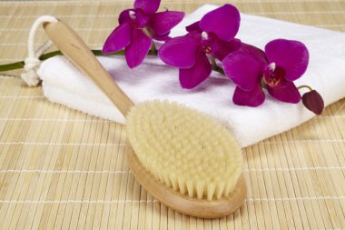 sağlık - orkide ile katlanmış bir havlu üzerine banyo fırçası