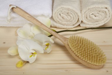 ladin ahşap bir masa üzerinde banyo fırçası ve havlu