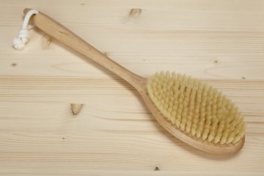 Ladin ahşap bir masa üzerinde banyo fırçası