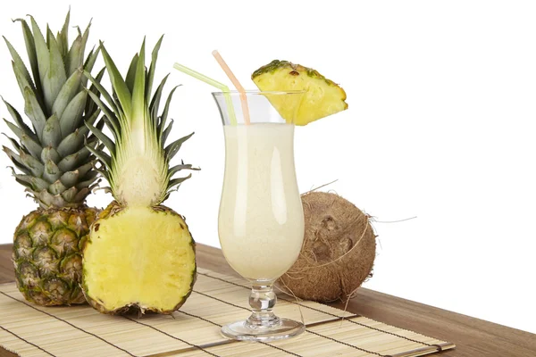 Pina colada med ananas och kokos — Stockfoto