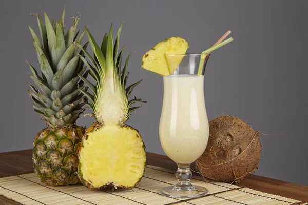 Pina colada ananas i kokos — Zdjęcie stockowe