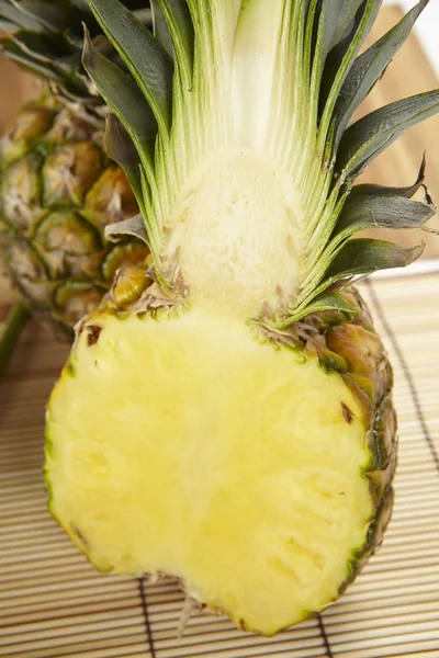 Ananas i pół — Zdjęcie stockowe