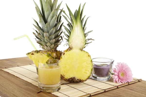 Glass of pineapple juice and pineapple — Stock Photo, Image