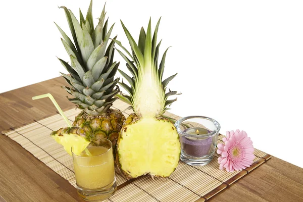 Kieliszek soku ananasowego i ananasem — Zdjęcie stockowe