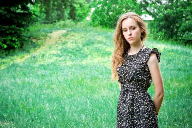 Üzgün kadın bir orman'ın çayırda kalır