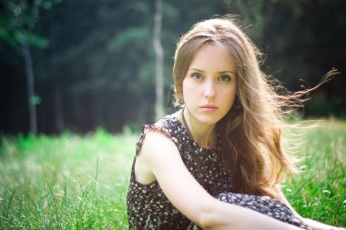 kadın bir ormanda oturur