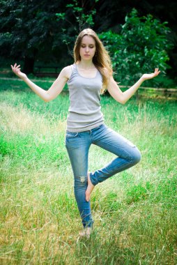 Yong güzel kadın çalışmaları yapar