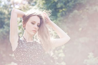 kadın üzgün, bokeh