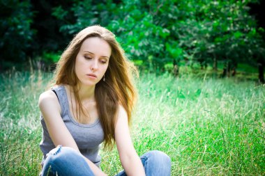 genç bir kadın oturur