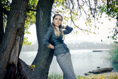 göl kıyısında kıza