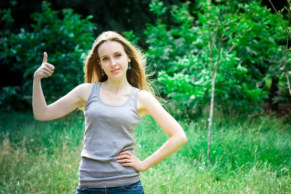 Junge Frau hebt den Daumen — Stockfoto